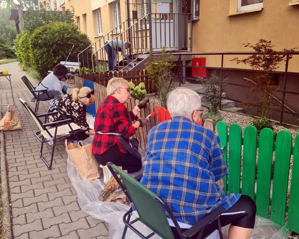 Kącik Sąsiedzki przy ul. Łącznej – nowa zielona przestrzeń dzięki seniorom!